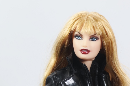 物議を醸し出した3体のバービー | 製造現場ドットコム